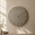 Horloge murale en béton et laiton, 25 cm, shown on a plain studio background