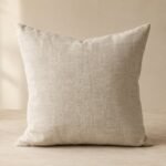 Housse de coussin en lin lavé, 45 x 45 cm, shown on a plain studio background