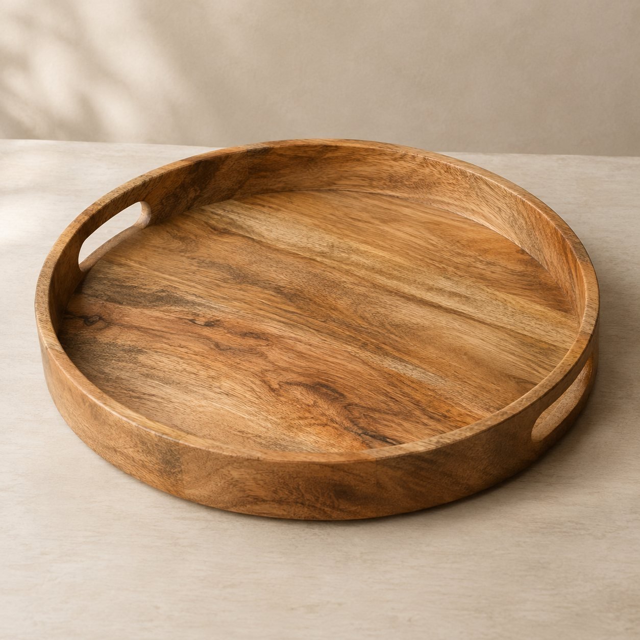 Plateau rond en manguier, 40 cm, shown on a plain studio background