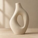 Sculpture Courbe en grès mat, 24 cm, shown on a plain studio background